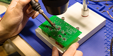 Il  Mondo delle Schede Elettroniche: L’Arte dell’Assemblaggio e della Saldatura